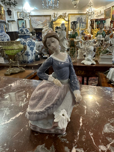 Figura porcelana española Lladró ‘Dama sombrilla plantada Evita’ Bucarest Art & Antiques