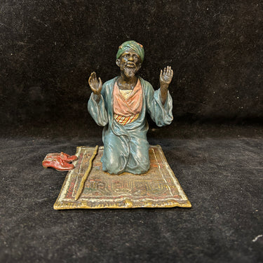 Franz Bergmann - Figura austriaca de bronce ‘Hombre orando sobre Sajjada’ Bucarest Art & Antiques