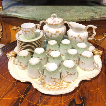 Juego de Café para doce personas con gran bandeja flores doradas ormolú y menta Bucarest Art & Antiques