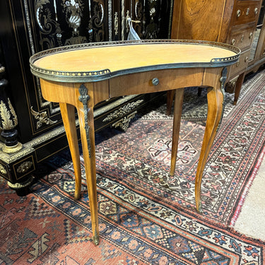 Mesa de apoyo francesa Luis XVI riñón madera frutal, bronces y cintillo Bucarest Art & Antiques