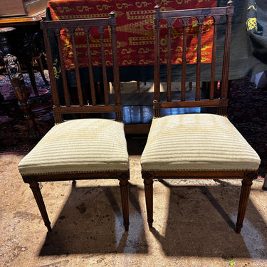 Pareja de sillas francesas estilo Luís XVI de madera de nogal de principios del siglo XX Bucarest Art & Antiques