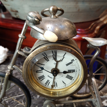 Reloj con forma de triciclo en bronce Bucarest Art & Antiques