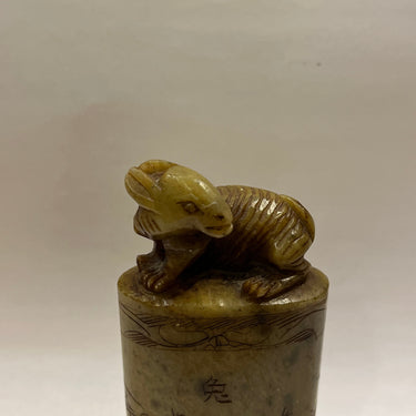 Sello chino en piedra dura figura de conejo y tallados Bucarest Art & Antiques